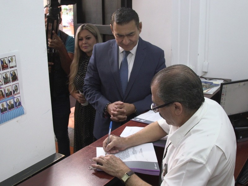 Presentan iniciativas para reemplazar al ITEI y eliminar día inhábil