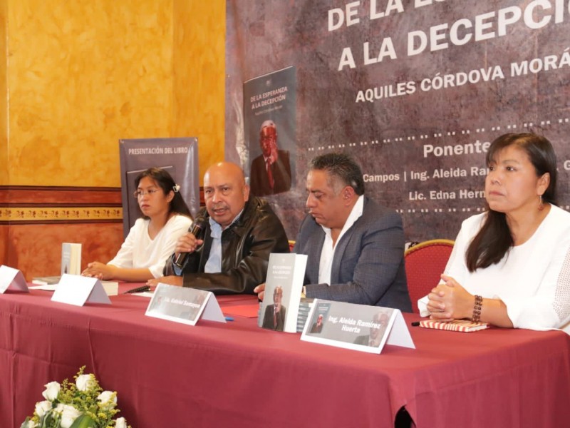 Presentan libro 