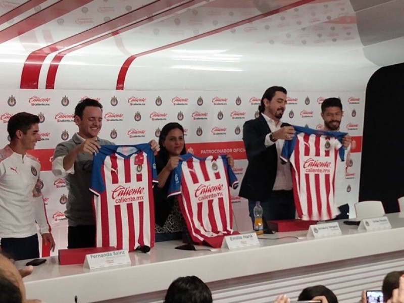 Presentan playera de Chivas con nuevo patrocinador