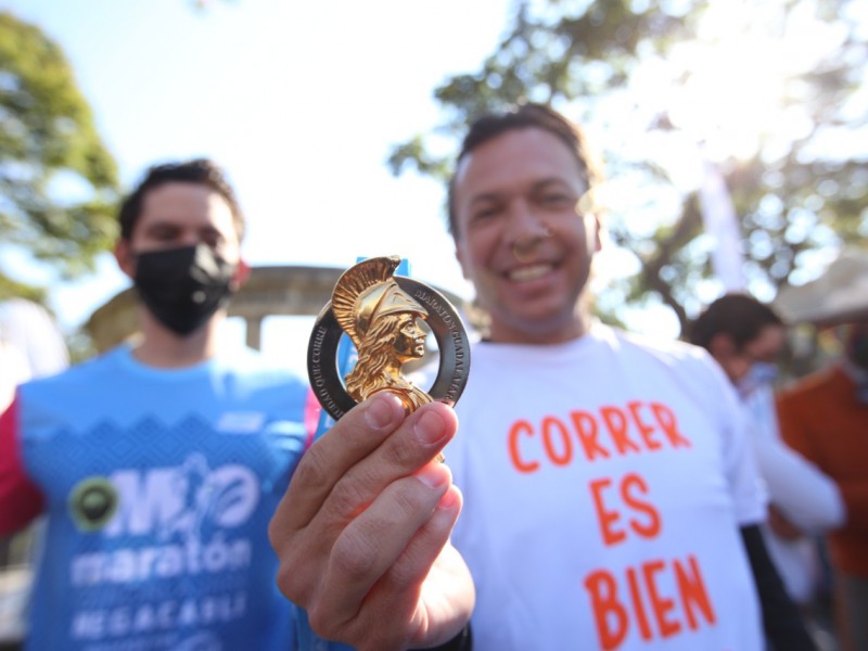 Presentan playeras y medallas del Maratón Guadalajara Megacable 2021