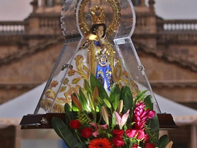 Presentan vestimenta de la Virgen de Zapopan para la Romería