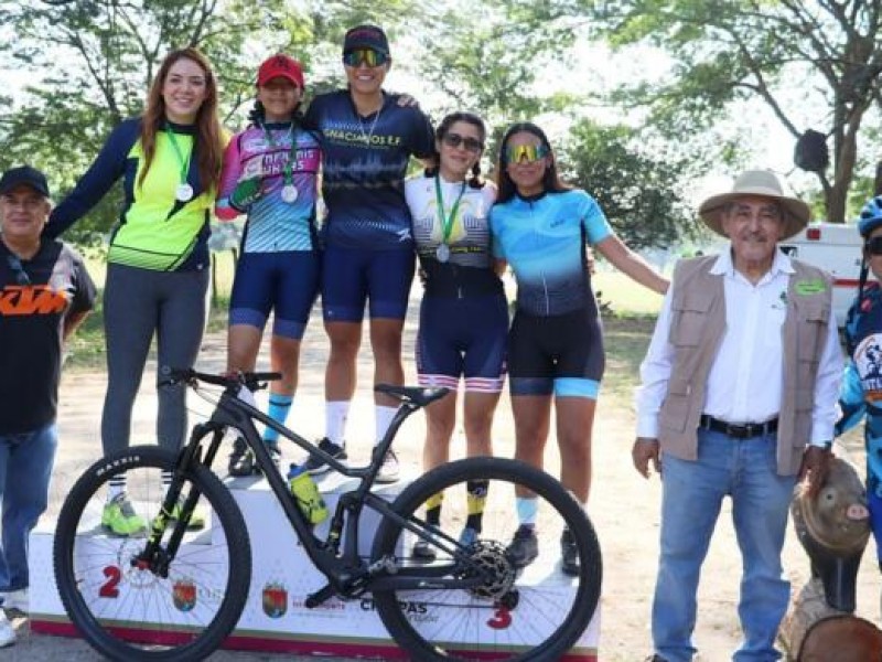 Presente Tania Robles en pedaleada femenil MTB