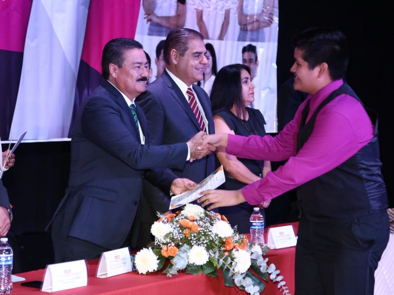 Preside Víctor Guerrero graduación de estudiantes de CobachEmpalme