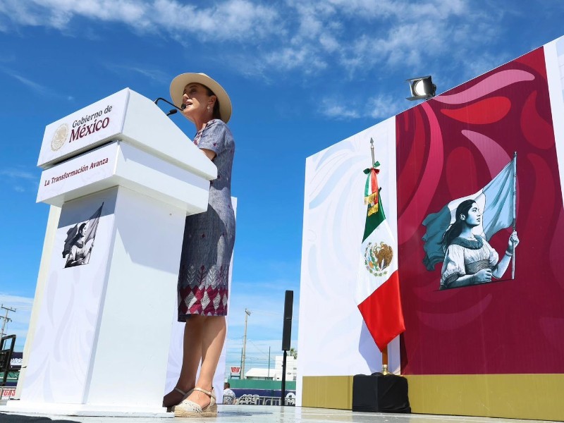 Presidenta de México reitera obras para Baja California Sur y renombra glorieta