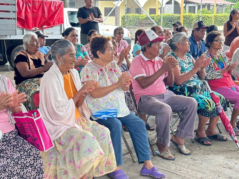 Presidenta de Tehuantepec lleva apoyos alimentarios a Santa Teresa