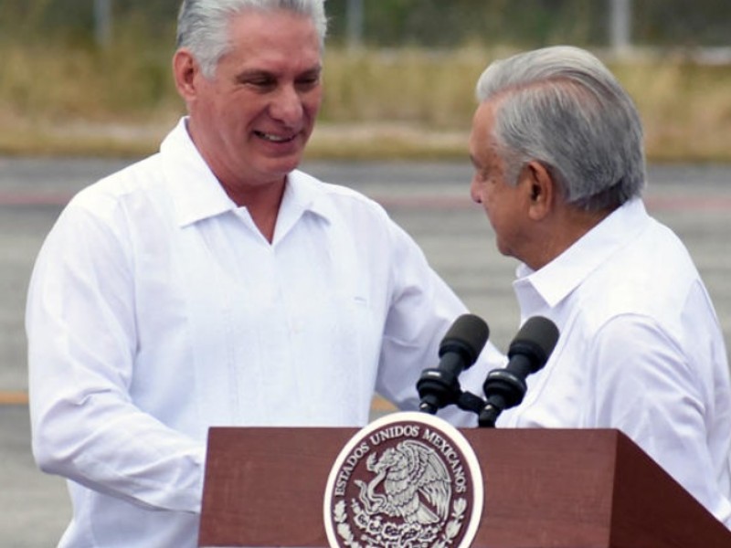 Presidente de Cuba condecorado con el Orden Águila Azteca
