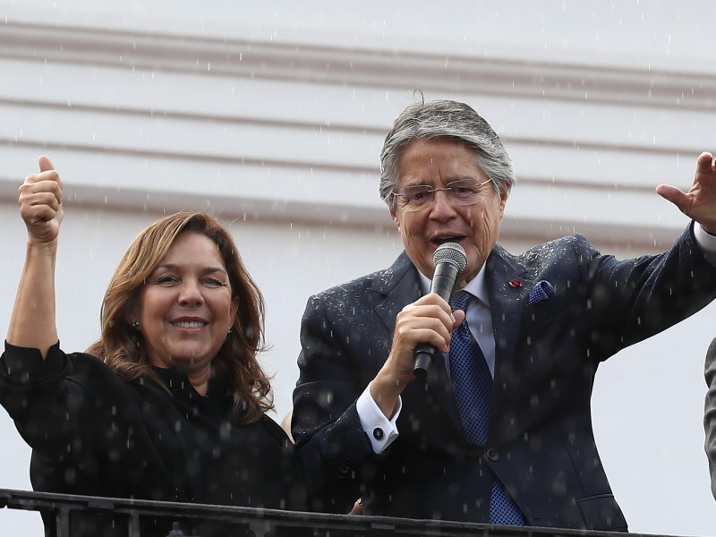 Presidente de Ecuador disuelve Parlamento e invoca 