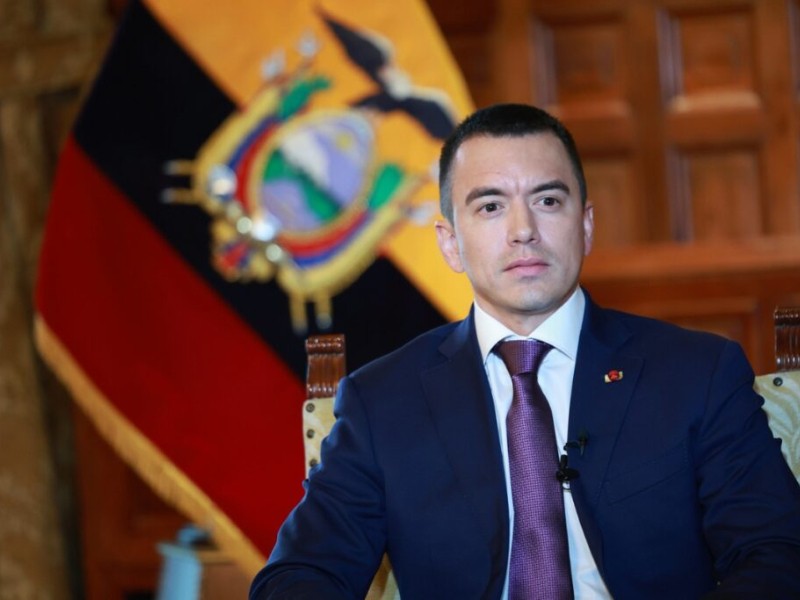 Presidente de Ecuador sobrevive a presunto intento de asesinato