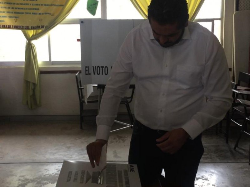 Presidente de Tehuacán emite su voto