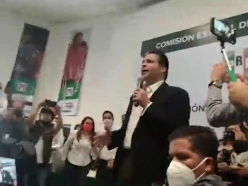 Presidente del PAN entrega a Mario Zamora solicitud de registro