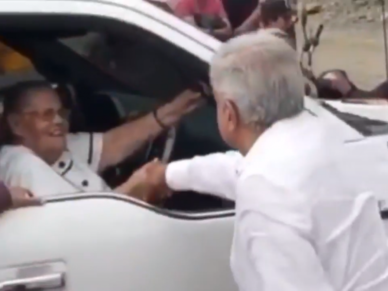 Presidente saluda a Doña Consuelo mamá de Joaquín Guzmán