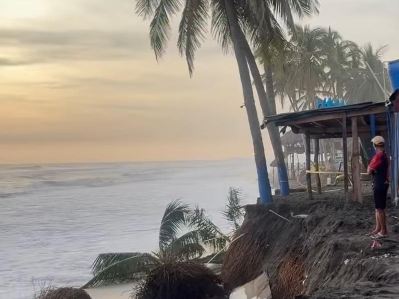 Prestadores de servicios de Cuyutlán piden apoyo tras daños por marejadas