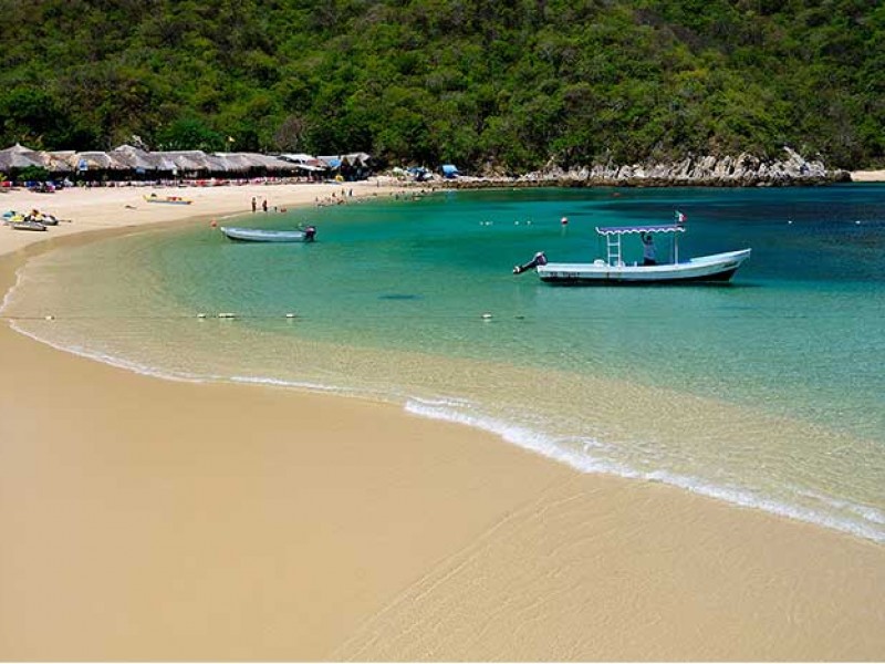 Prestadores de servicios reinician actividades en playas de Huatulco