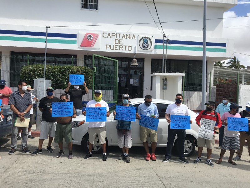 Prestadores de servicios se manifiestan en Capitanía de Puerto