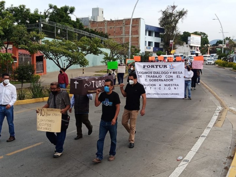 Prestadores de servicios turísticos protestan en la capital, piden recursos
