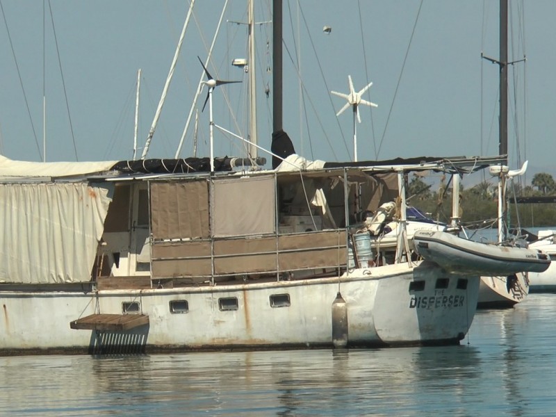 Extranjero violento sigue “atacando” desde velero en malecón:La Paz