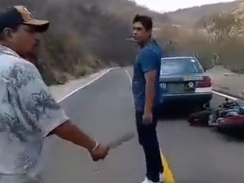 Presunto taxista amenaza con machete a motociclistas en Huajuapan