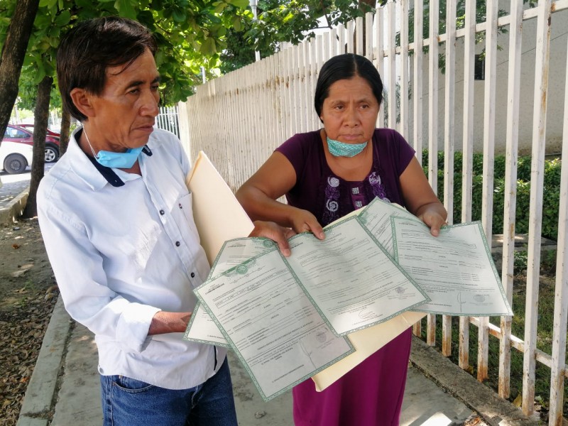 Presuntos abuelos de menores rescatados comparecen ante DIF