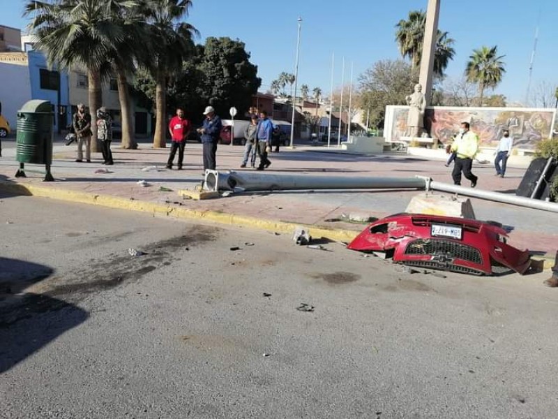 Presuntos agentes derriban semáforo en la entrada de Torreón