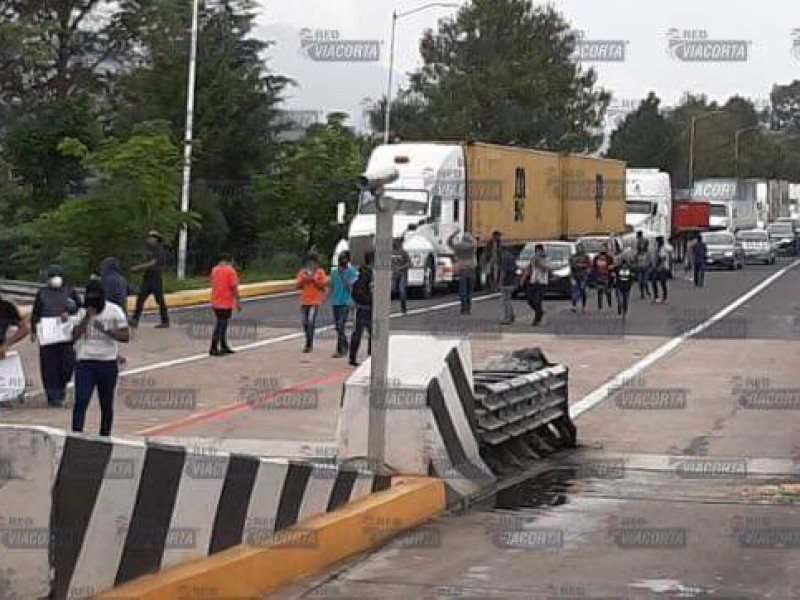 Presuntos estudiantes toman caseta de Zinapécuaro