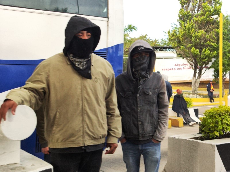 Presuntos normalistas cierran nuevamente caseta de San Pablo Huitzo