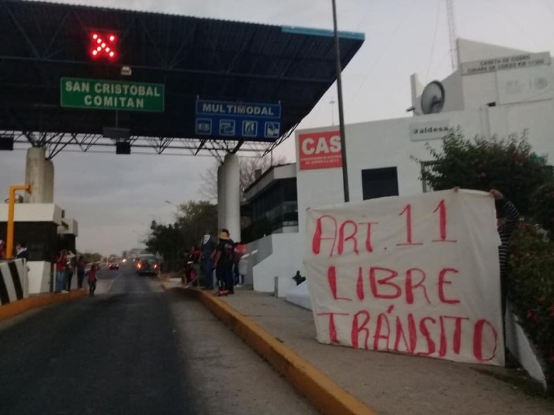 Presuntos normalistas toman caseta de cobro