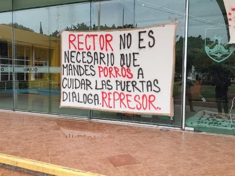 Presuntos porros irrumpen protesta sindical en la UABJO, denuncian a rector