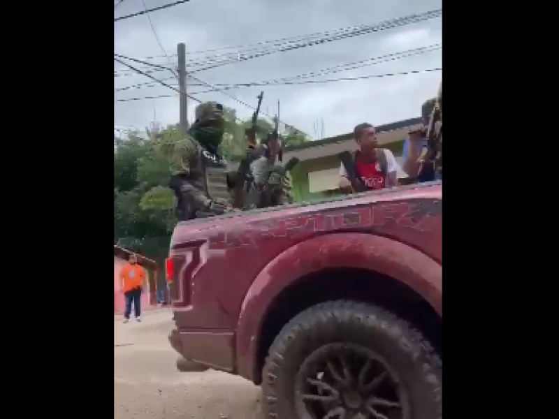 Presuntos sicarios desfilan en fiesta patronal de Zirándaro