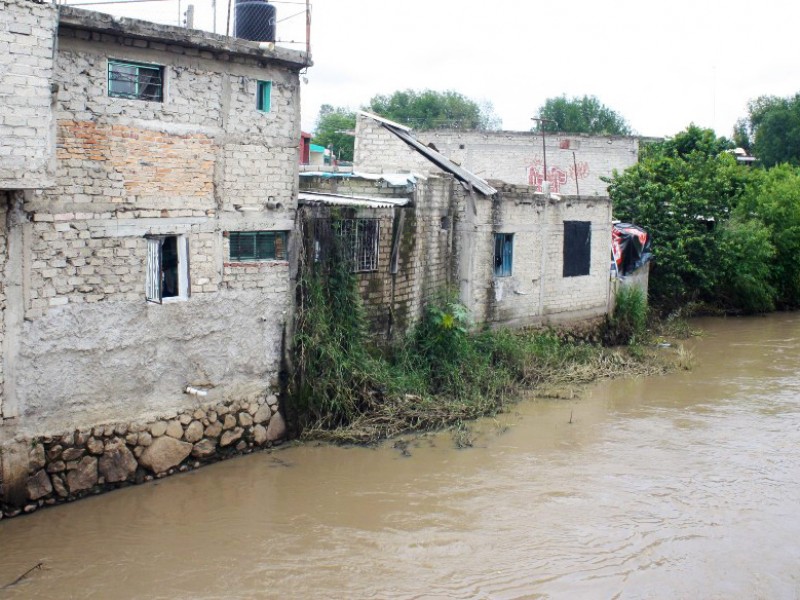 Pretenden reubicar a familias que viven sobre el río Mololoa