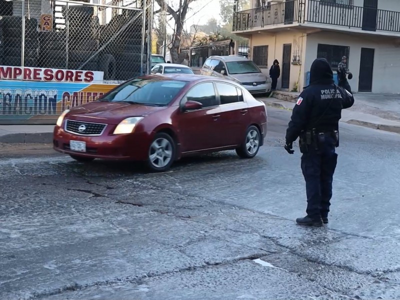 Prevalecen bajas temperaturas, calles se congelan