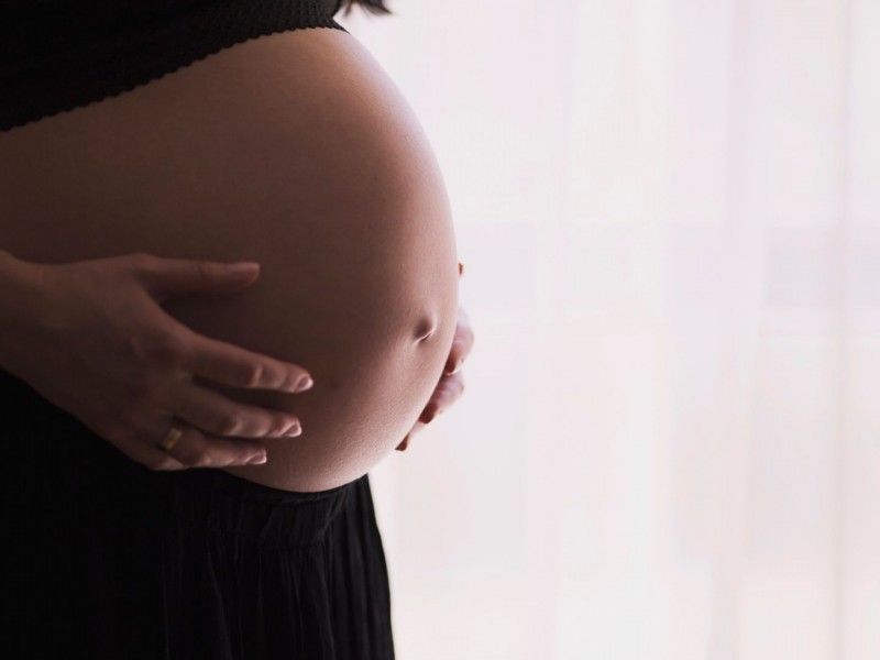 Prevén incremento de embarazos tras confinamiento