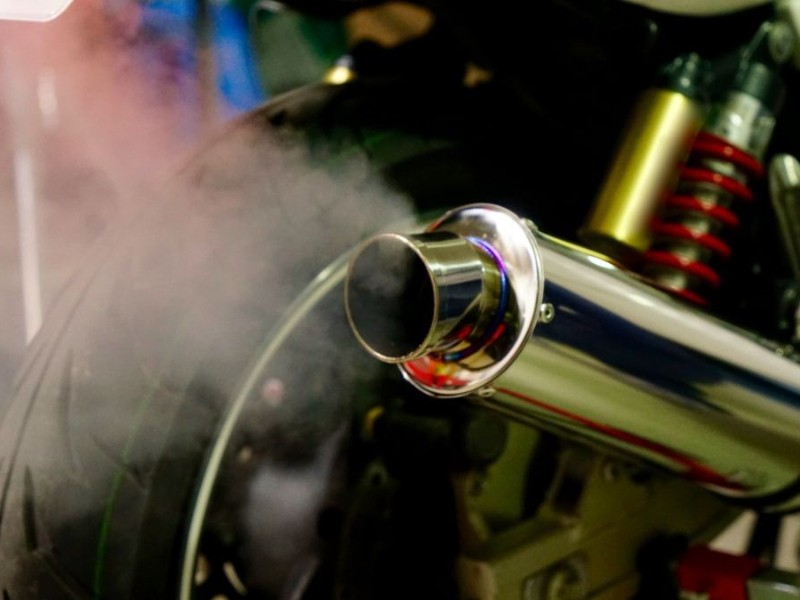 Prevención y sanción en el uso de motocicletas con escapes ruidosos
