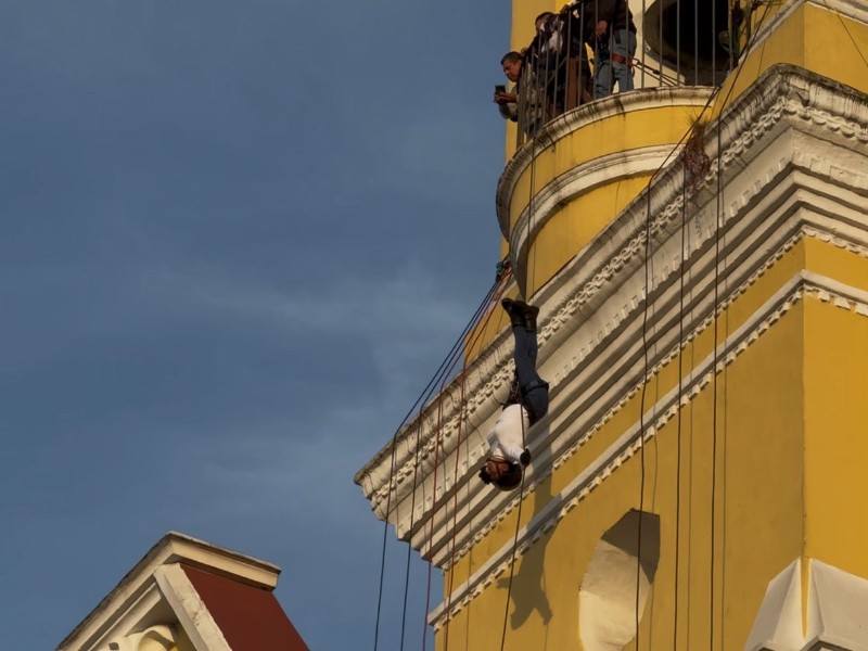 Previo al 20, una probadita: realizan rappel en Catedral de Xalapa