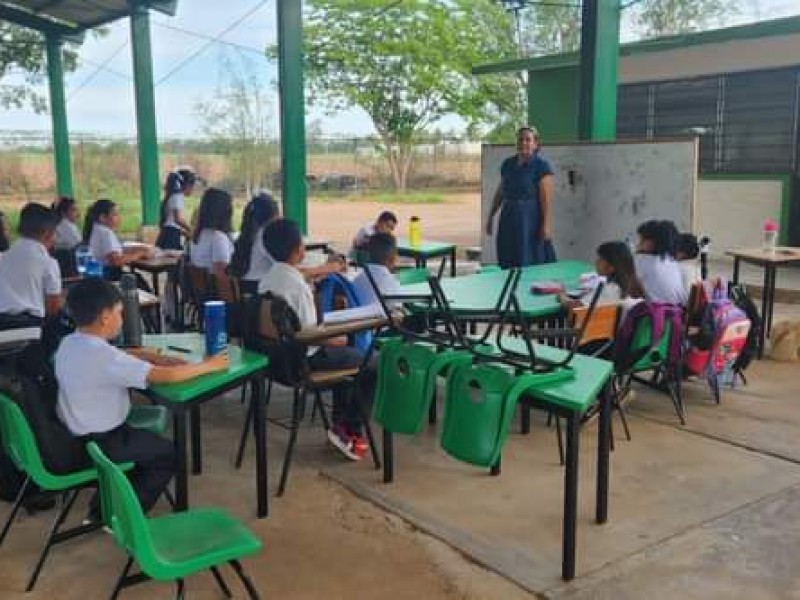 Primaria comunitaria en Las Playitas toma clases a la intemperie