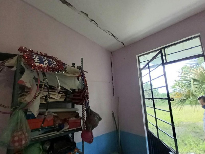 Primaria de Tuxpan reporta robo y daños estructurales