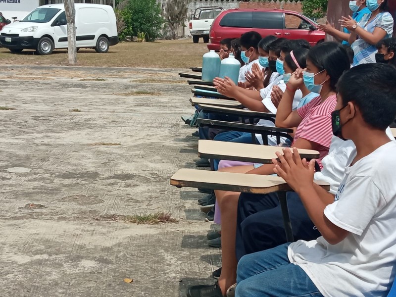 Primaria dona mobiliario a escuela con mayor necesidad