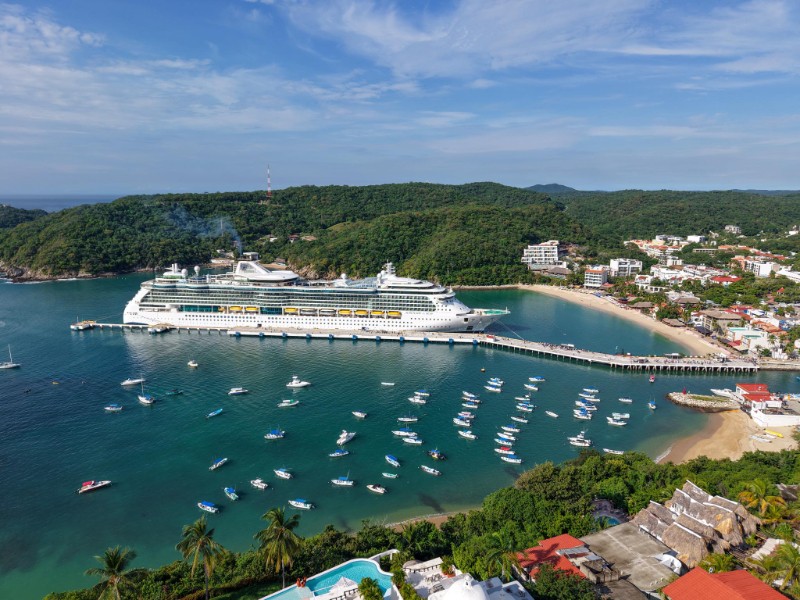 Primer crucero de temporada llega a Huatulco con 1,907 turistas