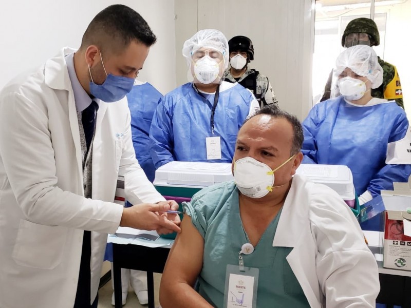 Primer doctor vacunado contra el covid-19 del ISSSTE en Xalapa.