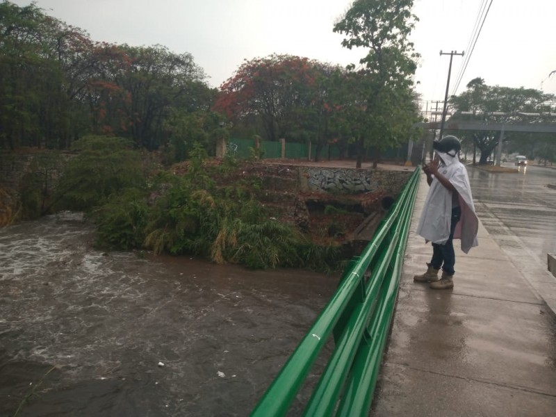 Primera lluvia deja afectaciones en colonias de Tuxtla