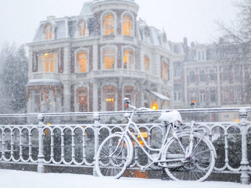 Primera tormenta de nieve en una década paraliza Países Bajos