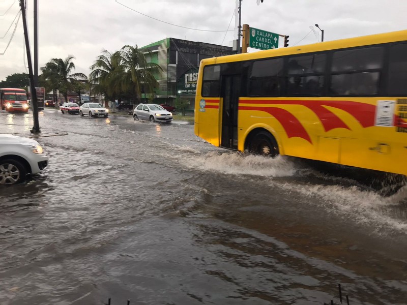 Principales vialidades en Veracruz inundadas esta mañana de viernes