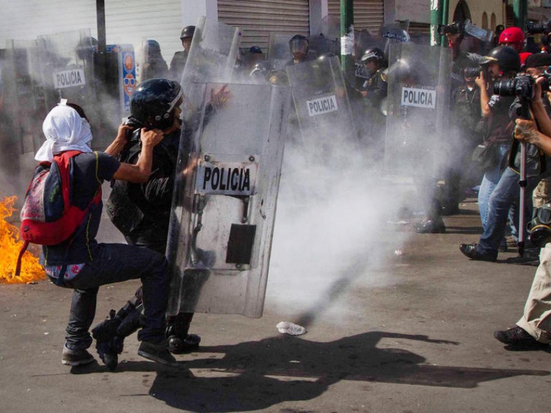 Prisión a policías que golpearon a joven en marcha