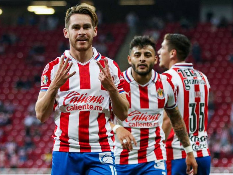 Privan de la libertad a jugador de Chivas