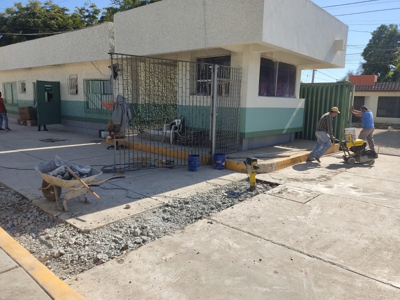 Atienden problemas de aguas negras en Hospital General de Guasave