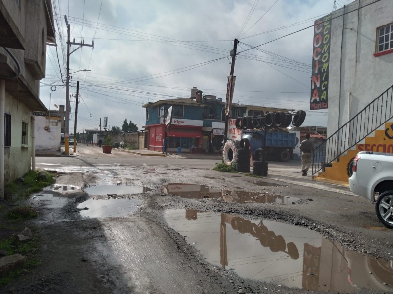 Problemas de calle sin pavimentar en San Mateo Atenco