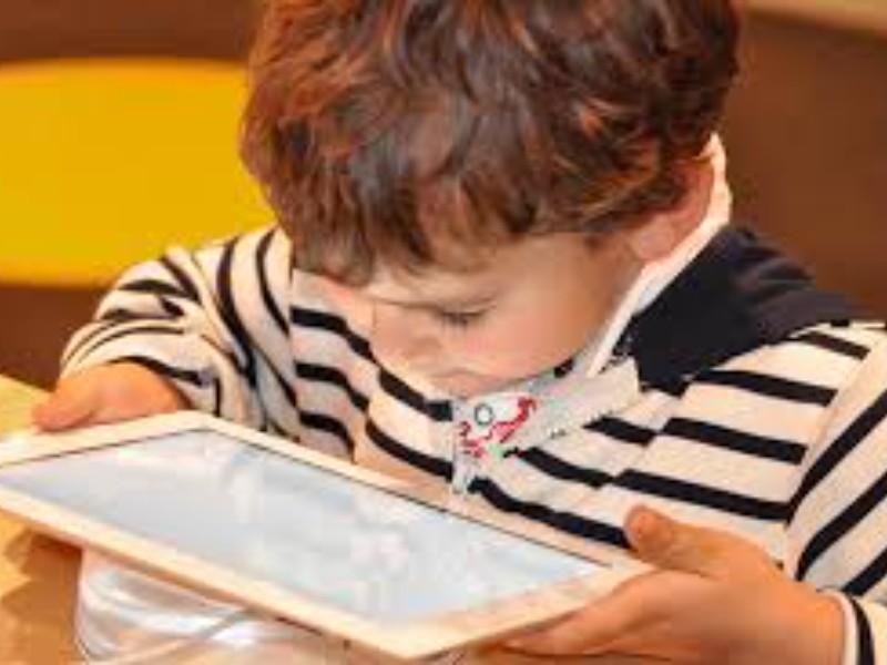 Problemas visuales en niños por uso excesivo de pantallas