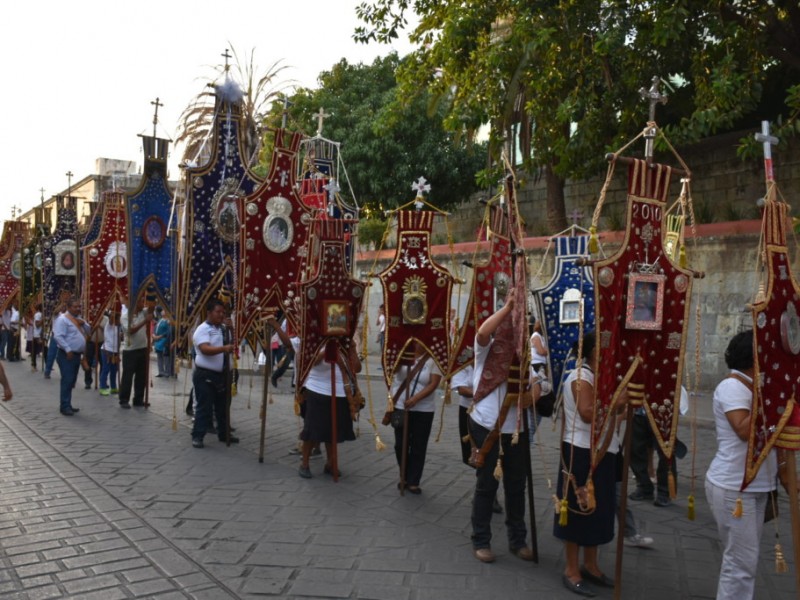 Procesión de estandartes, tradición de Semana Santa en Oaxaca