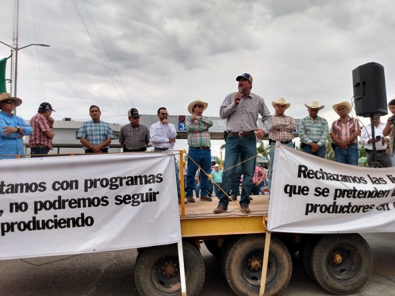 Productores agrícolas bloquean la carretera internacional