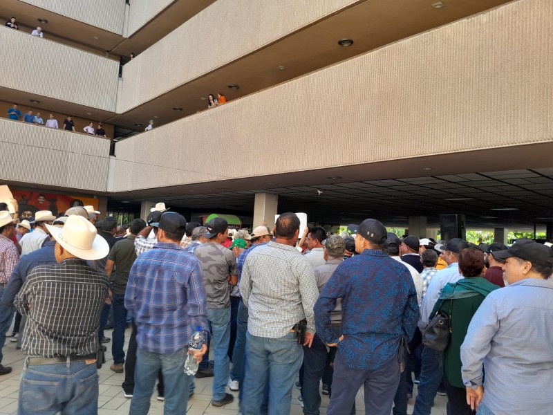 Productores agrícolas se manifiestan en palacio de gobierno