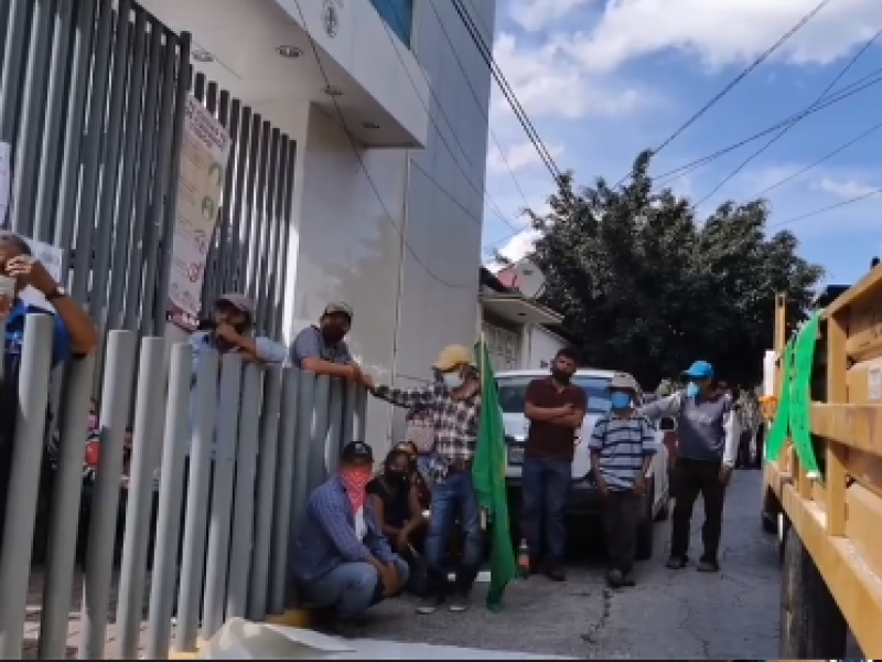 Productores arrojan maíz a delegación del Bienestar en Chilpancingo